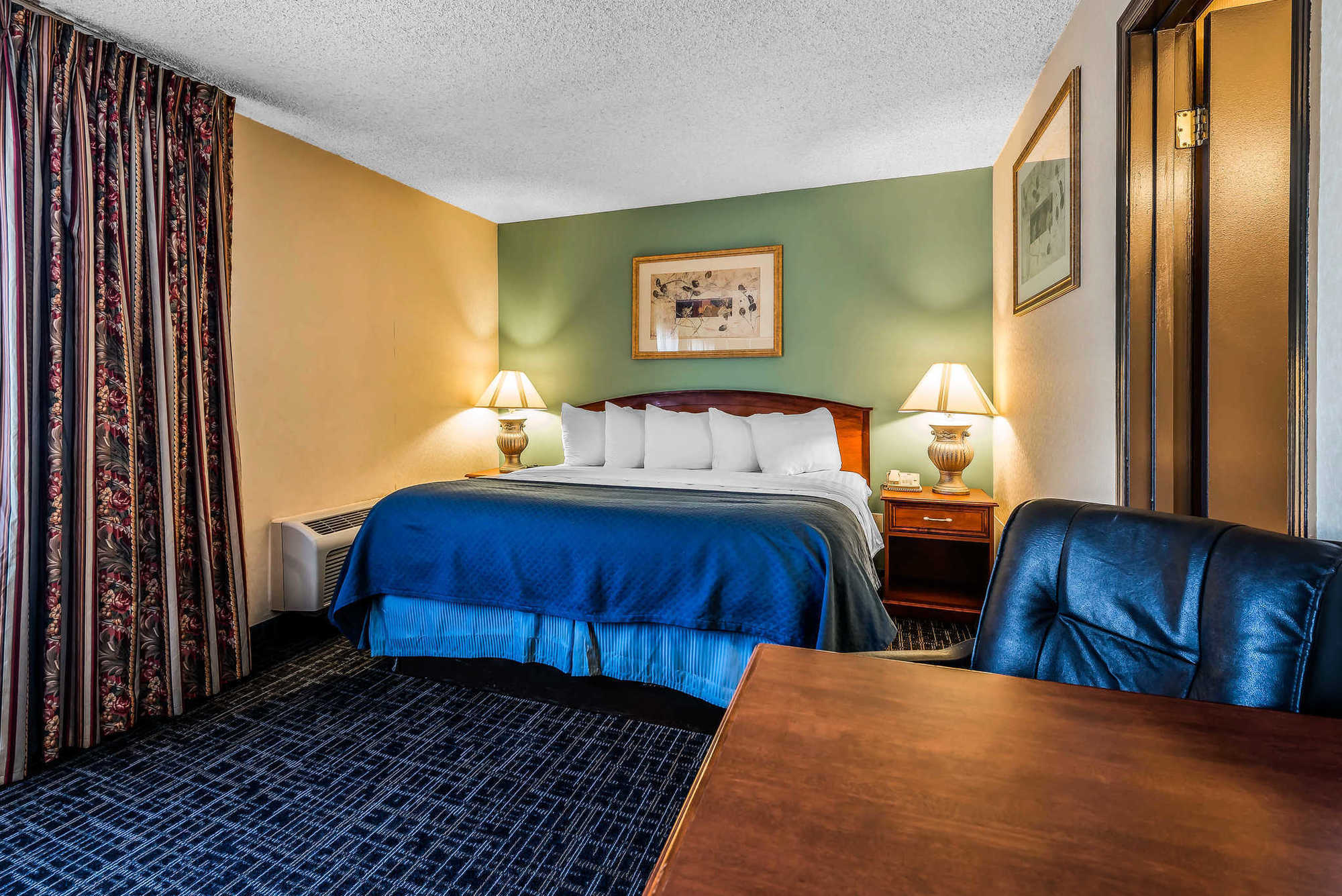 Quality Suites Central 콜로라도스프링스 객실 사진