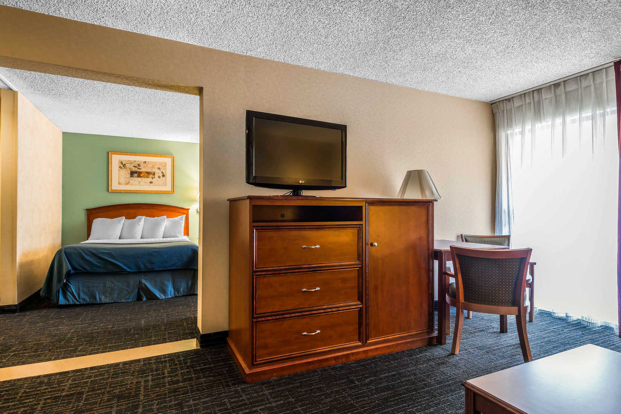 Quality Suites Central 콜로라도스프링스 객실 사진
